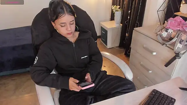 Nicole Foxx  online show from 03.04.25