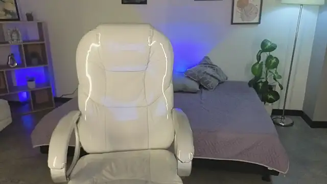 Nicole Foxx  online show from 10.11.25