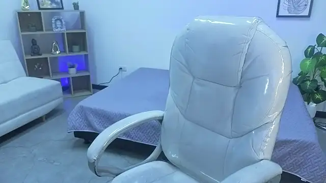 Nicole Foxx  online show from 10.14.25