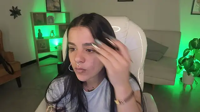 Nicole Foxx  online show from 11.23.25