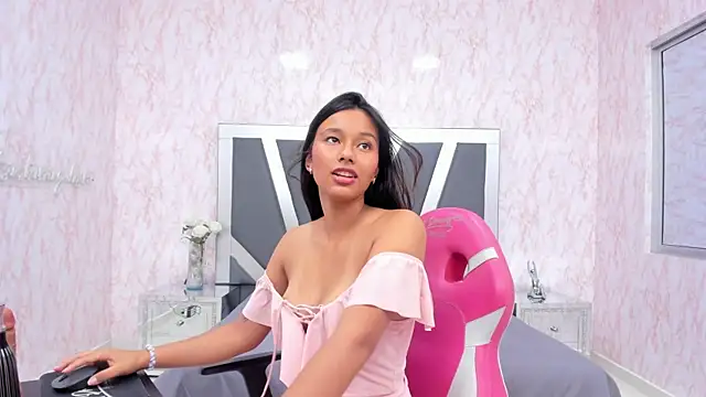 Snapshot of LIA_SWAN_ chatting on 02.28.25 LIA SWAN online show from 02.28.25