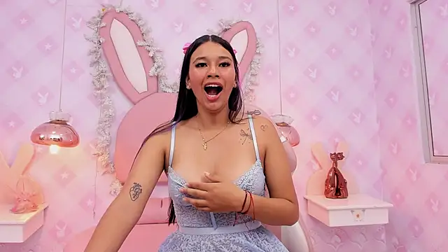 Snapshot of LIA_SWAN_ chatting on 11.25.25 LIA SWAN online show from 11.25.25