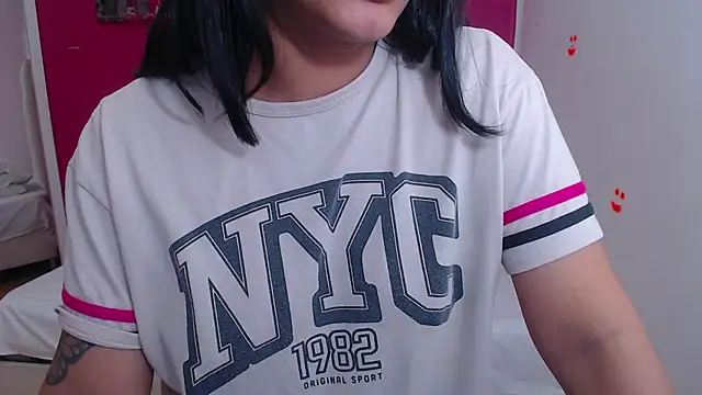 Snapshot of tinyy_whore18 chatting on 03.05.25 tinyy whore18 online show from 03.05.25