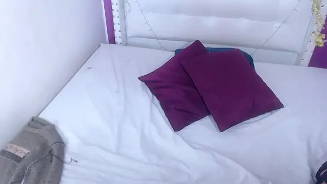 Snapshot of tinyy_whore18 chatting on 12.17.25 tinyy whore18 online show from 12.17.25