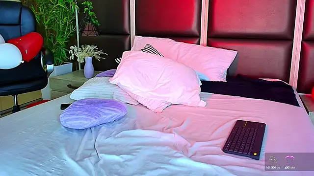 Snapshot of Bella_Smiith_ chatting on 02.18.25 Bella Smiith online show from 02.18.25