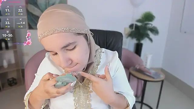 Snapshot of Ayha_khalaf chatting on 09.26.25 Ayha khalaf online show from 09.26.25