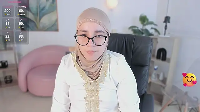 Snapshot of Ayha_khalaf chatting on 10.14.25 Ayha khalaf online show from 10.14.25