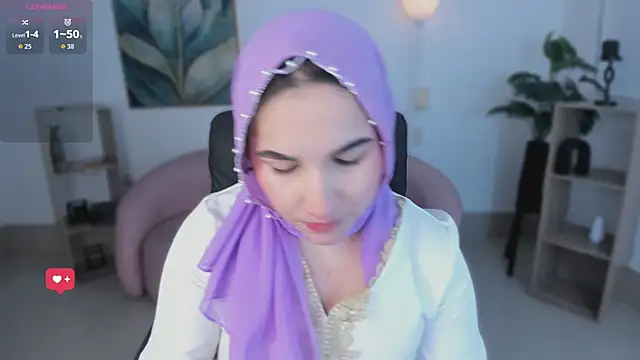 Snapshot of Ayha_khalaf chatting on 10.29.25 Ayha khalaf online show from 10.29.25