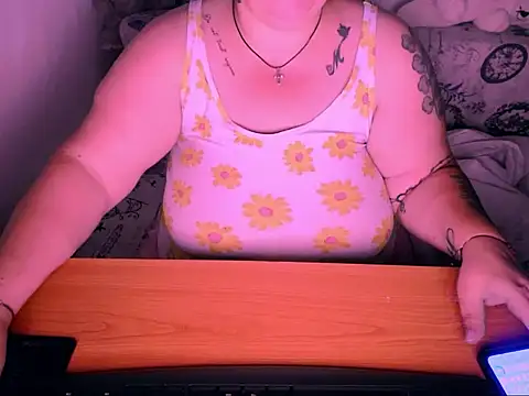 Snapshot of mayamayx chatting on 09.21.25 mayamayx online show from 09.21.25