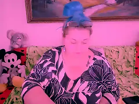 Snapshot of mayamayx chatting on 10.17.25 mayamayx online show from 10.17.25