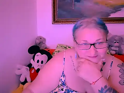 Snapshot of mayamayx chatting on 10.26.25 mayamayx online show from 10.26.25