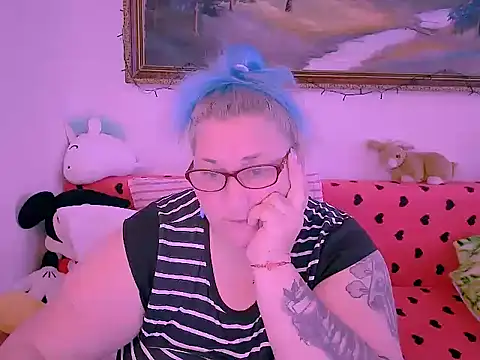 Snapshot of mayamayx chatting on 11.21.25 mayamayx online show from 11.21.25