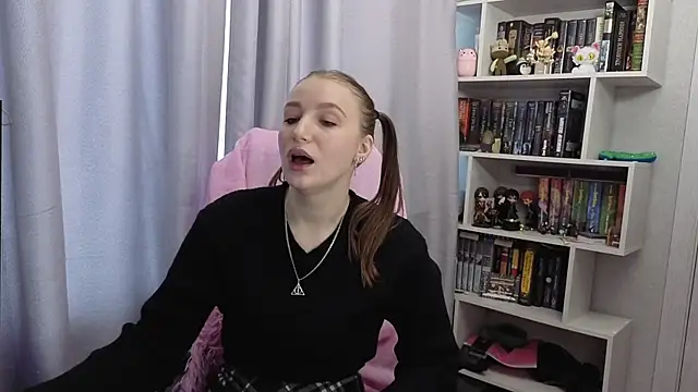 Snapshot of LillyFan-X chatting on 09.15.25 LillyFan-X online show from 09.15.25