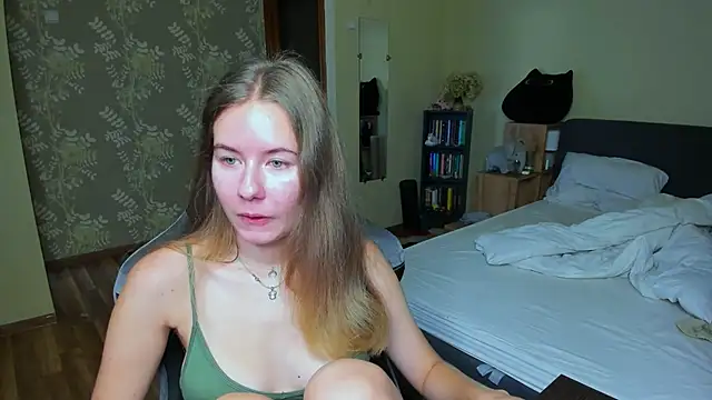 EmilyPaw online show from 10.04.25