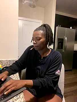 Snapshot of theprettysoles chatting on 11.13.25 theprettysoles online show from 11.13.25