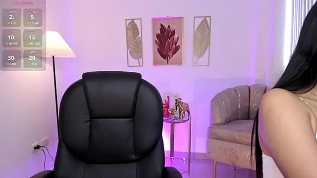 Layla Breezee online show from 10.25.25