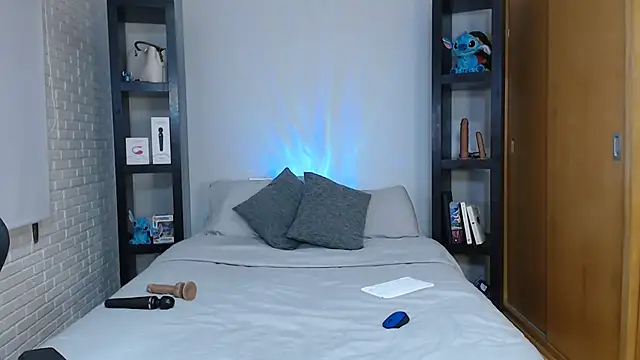 Snapshot of issa--love chatting on 10.24.25 issa--love online show from 10.24.25