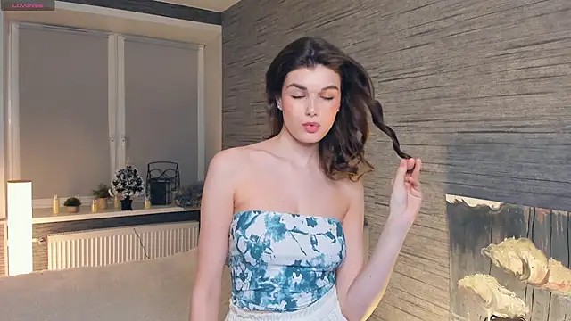 Snapshot of FloraDobb chatting on 02.08.25 FloraDobb online show from 02.08.25