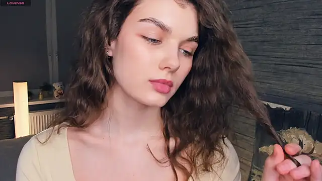 Snapshot of FloraDobb chatting on 03.08.25 FloraDobb online show from 03.08.25