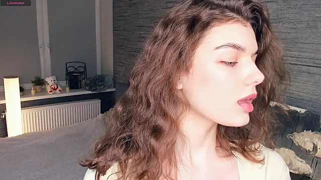 Snapshot of FloraDobb chatting on 03.09.25 FloraDobb online show from 03.09.25