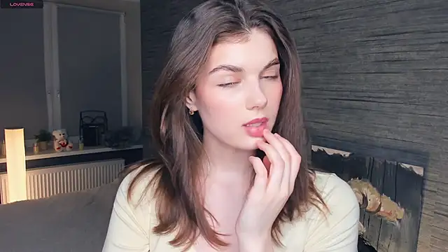 Snapshot of FloraDobb chatting on 03.09.25 FloraDobb online show from 03.09.25