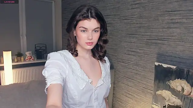 Snapshot of FloraDobb chatting on 03.12.25 FloraDobb online show from 03.12.25