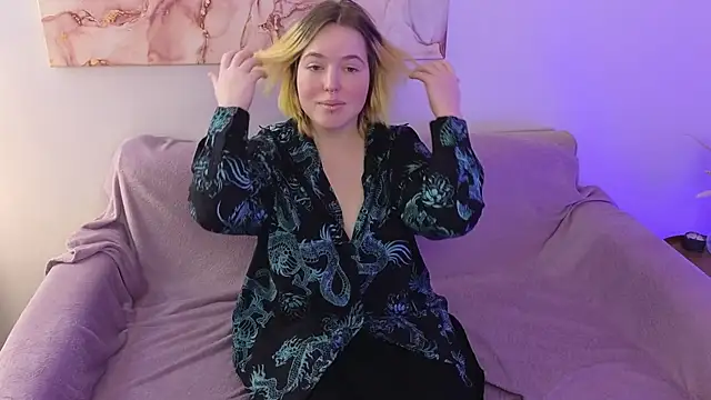 Snapshot of Manic_pixie_ chatting on 02.04.25 Manic pixie online show from 02.04.25