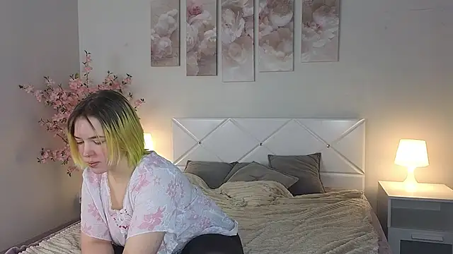 Snapshot of Manic_pixie_ chatting on 02.05.25 Manic pixie online show from 02.05.25