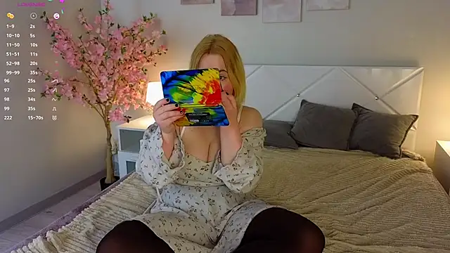 Snapshot of Manic_pixie_ chatting on 02.20.25 Manic pixie online show from 02.20.25