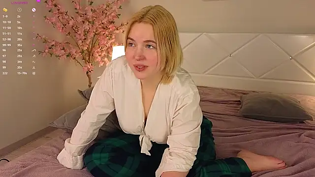 Snapshot of Manic_pixie_ chatting on 03.07.25 Manic pixie online show from 03.07.25