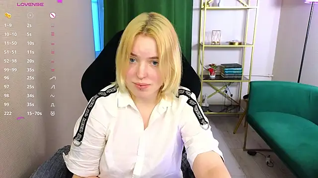 Snapshot of Manic_pixie_ chatting on 03.19.25 Manic pixie online show from 03.19.25