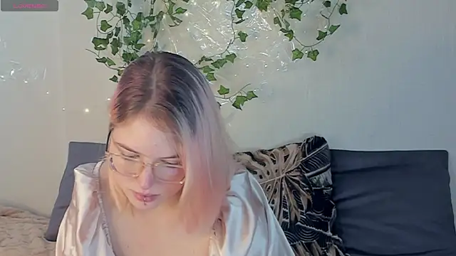 Snapshot of Manic_pixie_ chatting on 09.12.25 Manic pixie online show from 09.12.25