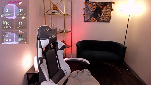 Snapshot of Manic_pixie_ chatting on 10.29.25 Manic pixie online show from 10.29.25