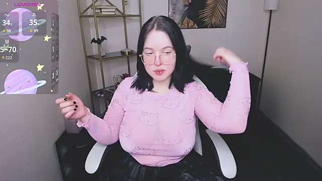 Snapshot of Manic_pixie_ chatting on 12.04.25 Manic pixie online show from 12.04.25