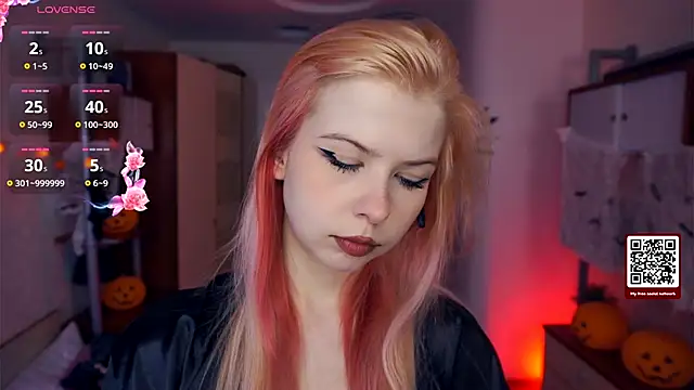 LynetHakes online show from 10.14.25