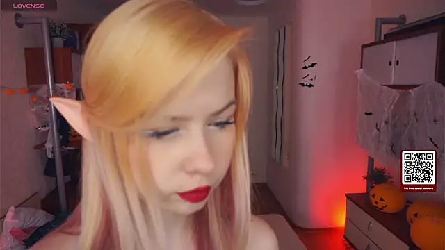 LynetHakes online show from 10.29.25