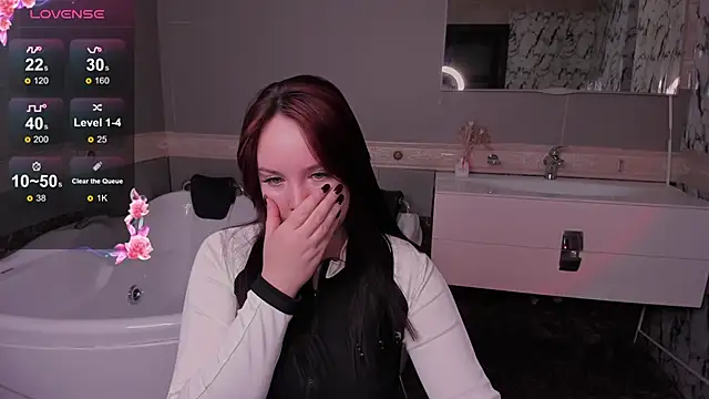 Snapshot of maya_suun chatting on 11.30.25 maya suun online show from 11.30.25