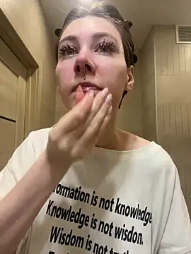 Snapshot of Molli_Luv chatting on 11.11.25 Molli Luv online show from 11.11.25