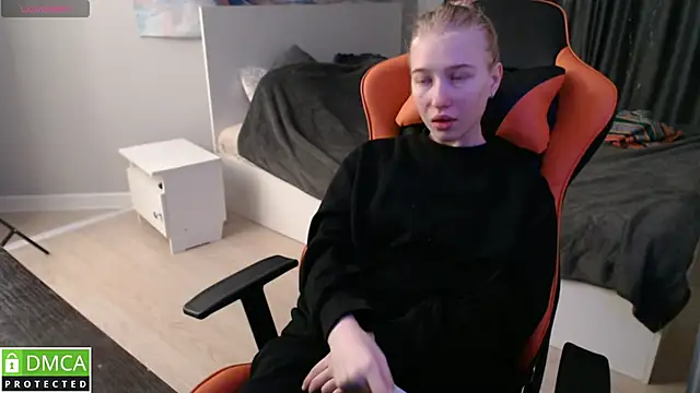 Snapshot of crystalyss chatting on 02.21.25 crystalyss online show from 02.21.25