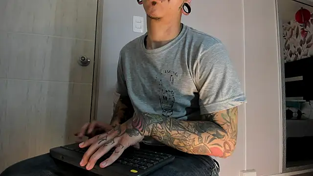 Snapshot of kaletattoo chatting on 07.12.26 kaletattoo online show from 07.12.26