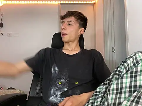 Snapshot of Juanmres chatting on 10.02.25 Juanmres online show from 10.02.25