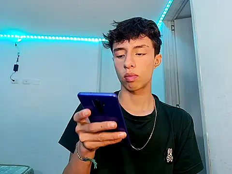 Snapshot of Juanmres chatting on 10.09.25 Juanmres online show from 10.09.25