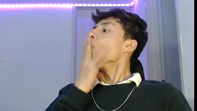 Snapshot of Juanmres chatting on 10.16.25 Juanmres online show from 10.16.25