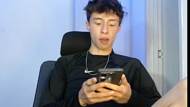 Snapshot of Juanmres chatting on 10.18.25 Juanmres online show from 10.18.25