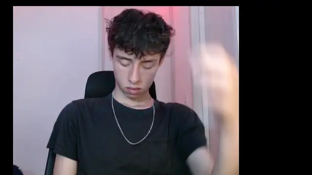 Snapshot of Juanmres chatting on 10.28.25 Juanmres online show from 10.28.25