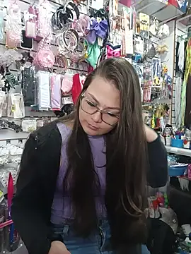 Snapshot of Vale_Saenzz chatting on 11.25.25 Vale Saenzz online show from 11.25.25