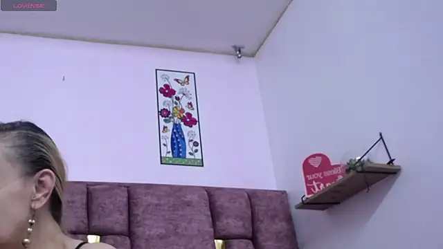 VICTORIAHANK  online show from 04.18.26