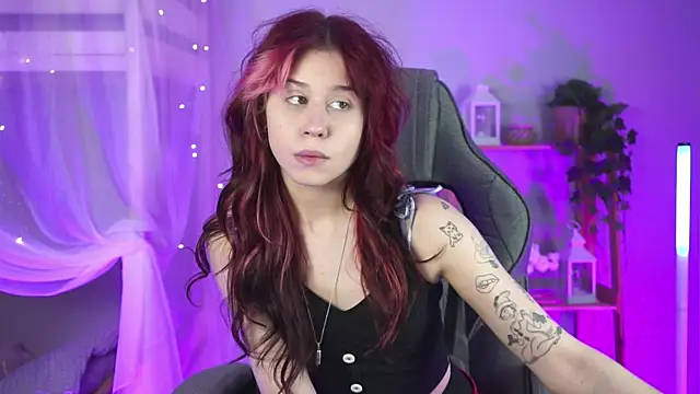 Snapshot of MisaPage chatting on 11.15.25 MisaPage online show from 11.15.25