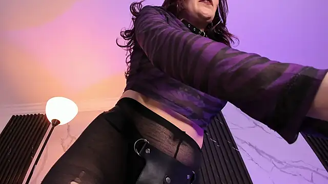 Snapshot of SadieManson_ chatting on 02.11.25 SadieManson online show from 02.11.25