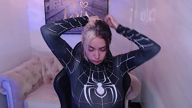 Snapshot of Hela_v chatting on 10.24.25 Hela v online show from 10.24.25